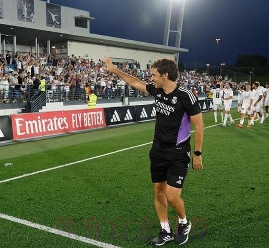 记者:劳尔拒绝执教沙尔克 他希望暂时留在皇马 记者:劳尔拒绝执教沙尔克 他希望暂时留在皇马